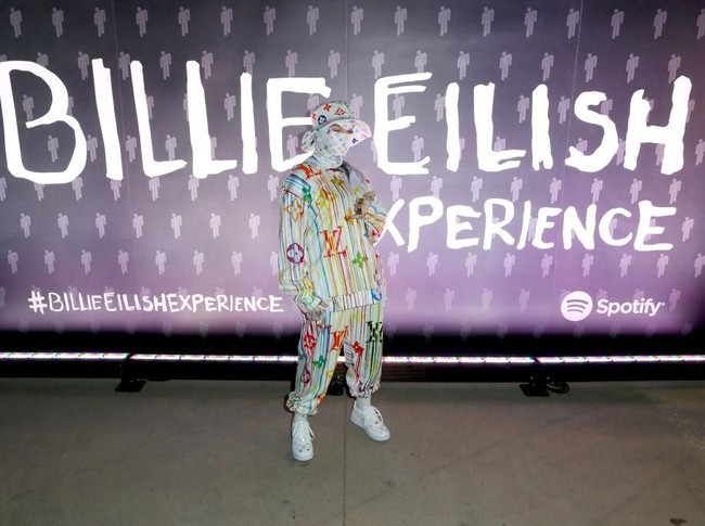 Lahir di Los Angeles, Amerika Serikat, 17 tahun lalu, Billie memulai debutnya di kancah musik pada 2016 dengan merilis single Ocean Eyes. Tahun berikutnya, album mini perdana Billie dirilis dan meraih kesuksesan komersial. Apple Music bahkan menobatkannya sebagai artis pendatang baru terbaik Up Next pada 2017.  Foto: dok. Getty Images