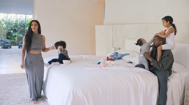 Tempat tidur luas berwarna putih menjadi tempat bagi Kim dan Kanye bercengkerama dengan anak-anaknya. Tampak seperti ruang keluarga yang sangat nyaman. Foto: Dok. Screenshot YouTube/Vogue