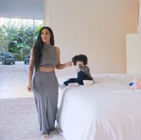 Tempat tidur luas berwarna putih menjadi tempat bagi Kim dan Kanye bercengkerama dengan anak-anaknya. Tampak seperti ruang keluarga yang sangat nyaman. Foto: Dok. Screenshot YouTube/Vogue