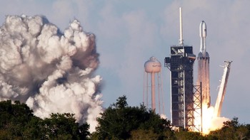 Sempat tertunda karena cuaca buruk, Falcon Heavy akhirnya sukses melakukan peluncuran komersial perdananya. Sebelumnya, roket ini sudah diujicoba tahun lalu dan sukses. Foto: Reuters
