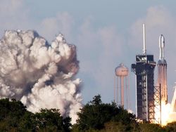 Keren! Penampakan 3 Roket Terkuat Dunia Mendarat Simultan