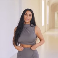 Kim Kardashian melakukan wawancara dengan Vogue, untuk menjawab 73 pertanyaan dari reporter seputar dirinya. Sambil menjawab pertanyaan, ibu tiga anak ini mempersilakan penonton untuk mengintip rumahnya di Calabasas, California. Setelah melakukan renovasi yang menghabiskan biaya hingga USD 20 juta, kini rumah Kim dan Kanye diperkirakan bernilai USD 60 juta atau sekitar Rp 849 miliar. Foto: Screenshot YouTube/Vogue