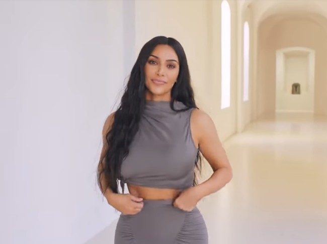 Kim Kardashian melakukan wawancara dengan Vogue, untuk menjawab 73 pertanyaan dari reporter seputar dirinya. Sambil menjawab pertanyaan, ibu tiga anak ini mempersilakan penonton untuk mengintip rumahnya di Calabasas, California. Setelah melakukan renovasi yang menghabiskan biaya hingga USD 20 juta, kini rumah Kim dan Kanye diperkirakan bernilai USD 60 juta atau sekitar Rp 849 miliar. Foto: Screenshot YouTube/Vogue