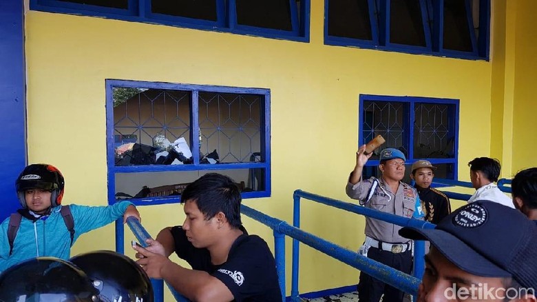 Termakan Isu Hoaks, Massa Suporter Rusak Loket Stadion Kanjuruhan Termakan Isu Hoaks, Massa Suporter Rusak Loket Stadion Kanjuruhan