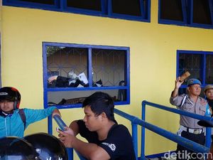 Termakan Isu Hoaks, Massa Suporter Rusak Loket Stadion Kanjuruhan