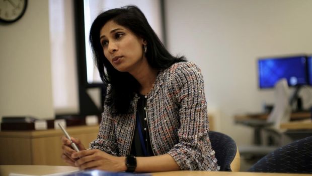 Kepala Ekonom IMF Gita Gopinath berbicara di kantornya selama Pertemuan Musim Semi Kelompok Bank Dunia dan IMF di Washington, AS, 11 April 2019. (REUTERS / James Lawler Duggan)