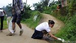 Patut Ditiru, 2 Bule Ini Bersihkan Sampah di Lembang