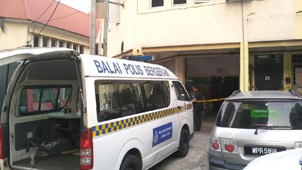  Kepolisian Selangor, Malaysia, membuka pintu ruko tempat ditemukannya surat suara tercoblos di Kajang, Malaysia, Jumat (12/4/2019)