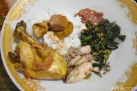 Nasi Dulang Rahmawati: Ada 12 Sambal dan Ayam Goreng Kampung Enak di Sini