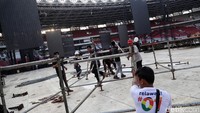 Sejumlah pekerja menyelesaikan set panggung untuk Konser Putih Bersatu Bareng Jokowi di kawasan Gelora Bung Karno, Jakarta, Jumat (12/4). Beginilah aksi relawan yang dianggap TKN semakin membuat sukses acara konser Putih Bersatu di GBK Senayan.