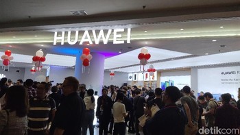 Ramainya suasana toko yang dipenuhi pengunjung. Foto: Virgina Maulita Putri/detikINET