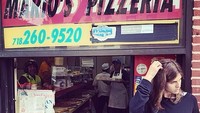 Selain kopi, aktris 33 tahun ini juga suka pizza. Foto di depan pizzeria pun, Alexandra kelihatan tetap cantik. Foto: Instagram alexandradaddario