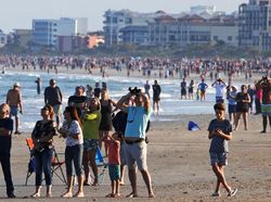 Keren! Penampakan 3 Roket Terkuat Dunia Mendarat Simultan