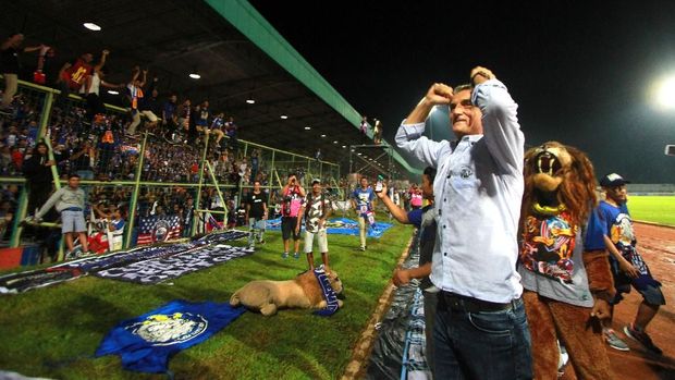 Pelatih pesepak bola Arema FC Milomir Seslija (tengah) memeluk timnya usai memenangkan laga pertandingan perempat final Piala Presiden 2019 Bhayangkara FC melawan Arema FC, di Stadion Patriot Candrabhaga, Bekasi, Jawa Barat, Sabtu (30/3/2019). Pada pertandingan tersebut Bhayangkara FC kalah atas Arema FC dengan skor akhir 0-4. ANTARA FOTO/Risky Andrianto/foc.