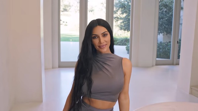 Rumah Kim Kardashian dan Kanye West bergaya sangat minimalis dan tak banyak detail. Kim sendiri menyebut rumahnya ini sebagai minimum monastery yang artinya biara minimalis. Foto: Screenshot YouTube/Vogue