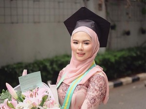 10 Rekomendasi Bahan Hijab yang Cocok untuk Wisuda
