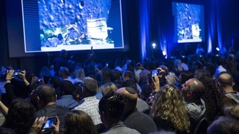 Tampak warga Israel antusias menyaksikan secara langsung live streaming. Jika berhasil, Beresheet juga akan menjadi misi pertama yang sukses menaklukan Bulan dengan dana dari pihak swasta. Foto: Reuters