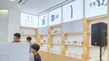 Tidak hanya smartphone, beragam aksesoris dan perangkat rumah pintar juga tersedia. Foto: Virgina Maulita Putri/detikINET