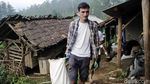 Patut Ditiru, 2 Bule Ini Bersihkan Sampah di Lembang