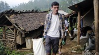 Aksi keduanya menarik perhatian warga yang melintas. Bahkan tak jarang mereka menyapa warga dengan ramah.