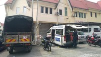 Ada mobil polisi dari Polis Diraja Malaysia (PDRM) parkir di depan ruko lokasi penemuan surat suara tercoblos. Ada dua orang polisi di mobil tersebut. 
