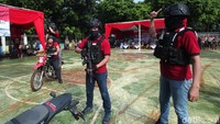 Terlihat juga keributan di TPS, yang kemudian berhasil diantisipasi aparat keamanan.