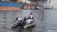 Pasukan TNI AL menyisiri laut utara Jakarta untuk mengumpulkan sampah plastik yang hanyut terbawa arus.
