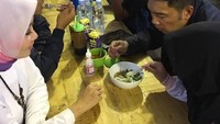 Ayah dan anak ini agaknya memang amat dekat. Makan bakso saja semangkuk berdua. Hihi Foto: Instagram ataliapr  