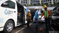 Sebagai wujud komitmen dukungan Pemilu dan Pilpres 2019, GM PT PLN (Persero) Unit Induk Distribusi Jakarta Raya, M. Ikhsan Asaad bersama Kepala Biro Umum Sekrerariat Jenderal KPU Yayuk Yuliani melakukan inspeksi dan deteksi keandalan pasokan listrik di Kantor KPU.