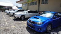 Saya cuma disuruh ngeliat, baru sekali ini ikut lelang. Kondisi sama harga bagus sih, tapi beberapa tipe aja nggak semuanya di bawah harga pasar, kata Dennis salah satu pelelang. Foto: Aditya Mardiastuti/detikOto