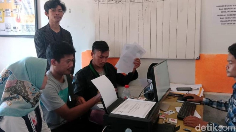 HMI Cianjur Laporkan Caleg PPP yang Diduga Bagi-bagi Uang HMI Cianjur Laporkan Caleg PPP yang Diduga Bagi-bagi Uang