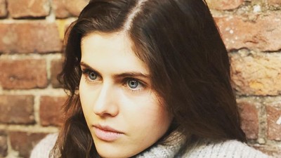 Cantik Bermata Biru, Ini Alexandra Daddario Kala Kulineran