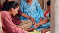  Tak hanya makan bersama keluarga yang tengah ditolong, tapi Soraya juga sering masak, hingga buat kue bersama orang-orang di lokasi syuting. Foto: Instagram @sorayarasyid12
