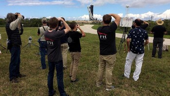 Mereka siap dengan kamera masing-masing di lokasi peluncuran roket. Foto: Reuters