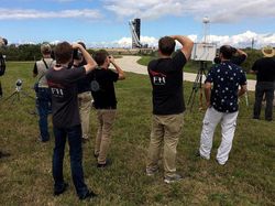 Keren! Penampakan 3 Roket Terkuat Dunia Mendarat Simultan