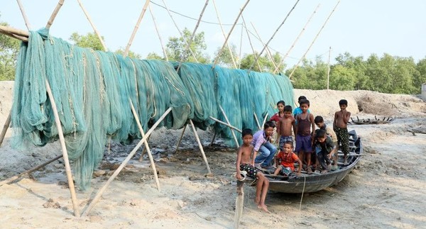Di seluruh Sundarbans, lebih dari 4,5 juta penduduknya bertahan hidup dengan memancing di aliran sungai atau masuk ke hutan mengumpulkan kayu atau madu. Setiap tahun harimau menyerang hingga 60 orang dan kebanyakan dari korban tidak selamat (BBC Travel) Di seluruh Sundarbans, lebih dari 4,5 juta penduduknya bertahan hidup dengan memancing di aliran sungai atau masuk ke hutan mengumpulkan kayu atau madu. Setiap tahun harimau menyerang hingga 60 orang dan kebanyakan dari korban tidak selamat (BBC Travel)