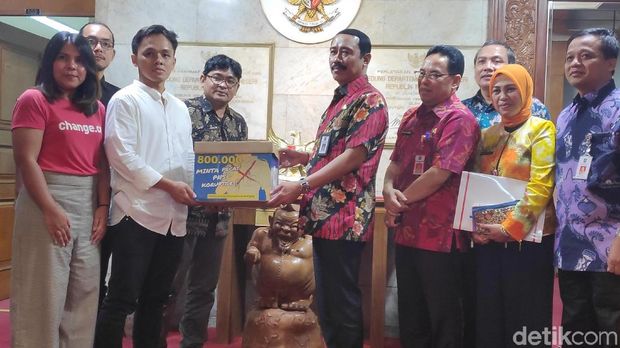  Indonesia Corruption Watch (ICW) mendesak Kementerian Dalam Negeri (Kemendagri) untuk segera memproses pemecatan aparatur sipil negara (ASN) yang berstatus terpidana korupsi. 