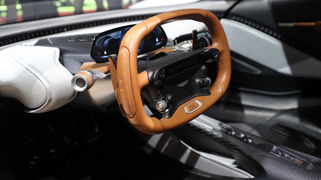 Aston Martin Valhalla mulai diuji di jalanan