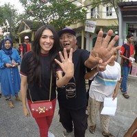 Angel rutin mengunggah aksi blusukannya ke akun Instagramnya dengan keterangan berbunyi Blusukan Angel Karamoy. Biasanya dia juga menyertakan hashtag wilayah yang dikunjunginya yaitu Depok atau Bekasi. Foto: Instagram @realangelkaramoy