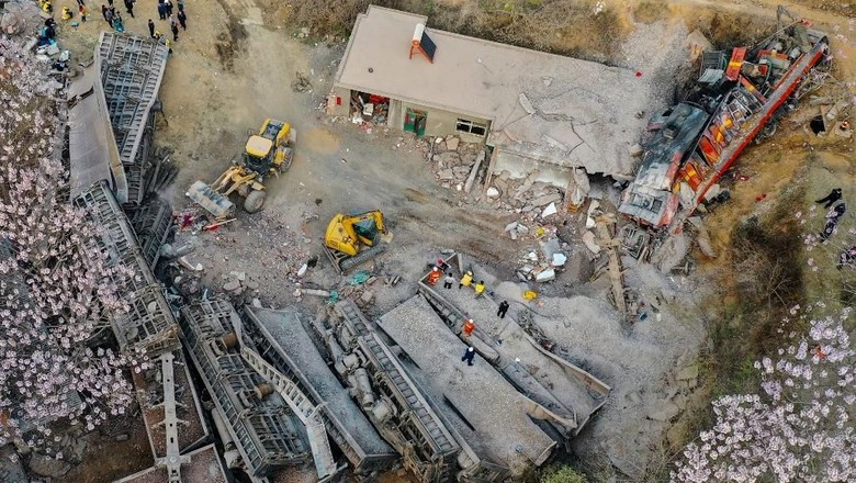 Kereta Kargo Anjlok dan Tabrak Rumah di China, 6 Orang Tewas Kereta Kargo Anjlok dan Tabrak Rumah di China, 6 Orang Tewas