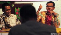 3. Direktur Eksekutif Vixpol Center Pangi Syarwi Chaniago menjelaskan bahwa buku tersebut untuk memacu para anggota DPR yang akan kembali terpilih untuk bekerja lebih peduli lagi bagi negara.