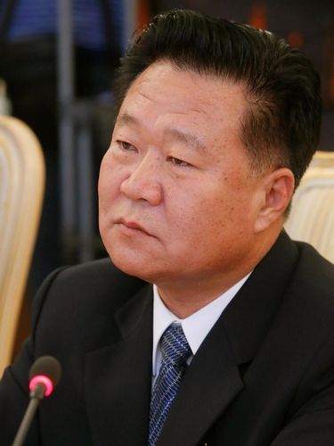 Choe Ryong Hae yang kini menjabat Kepala Negara Korut, menggantikan Kim Yong-Nam