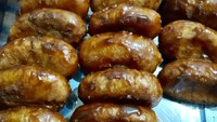 Setelah digoreng, gemblong dilapisi adonan gula merah. Ada yang cokelat gelap ada juga yang terang. Manis, renyah dan gurih. Foto : Instagram @camu_camu_manado