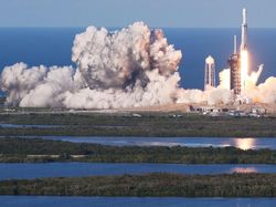 Keren! Penampakan 3 Roket Terkuat Dunia Mendarat Simultan