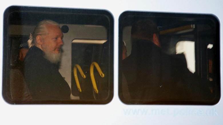 Kaki Tangan Julian Assange Ditangkap Saat Hendak Kabur dari Ekuador Kaki Tangan Julian Assange Ditangkap Saat Hendak Kabur dari Ekuador