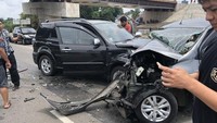 Seorang pengguna jalan, menginformasikan mobil yang terlibat kecelakaan mengalami kerusakan cukup berat. Dampak kecelakaan tersebut, banyak puing berserakan di lokasi. (Foto: Dok. Istimewa)