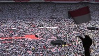 Massa pendukung Joko Widodo-Maruf Amin nampak memenuhi area dalam Stadion Utama Gelora Bung Karno, Jakarta, Sabtu (13/4/2019).