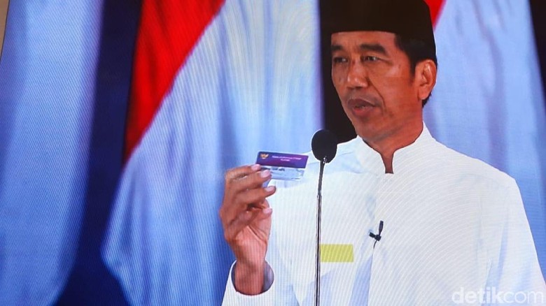 Jokowi Pamer 3 Kartu, Maruf Amin Diam di Sesi Debat Pertama Jokowi Pamer 3 Kartu, Maruf Amin Diam di Sesi Debat Pertama