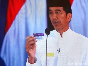 Jokowi Pamer 3 Kartu, Maruf Amin Diam di Sesi Debat Pertama