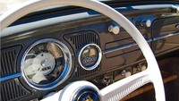 Interior VW Beetle bertenaga listrik yang dimodifikasi oleh Zelectrik. Foto: Electrek
